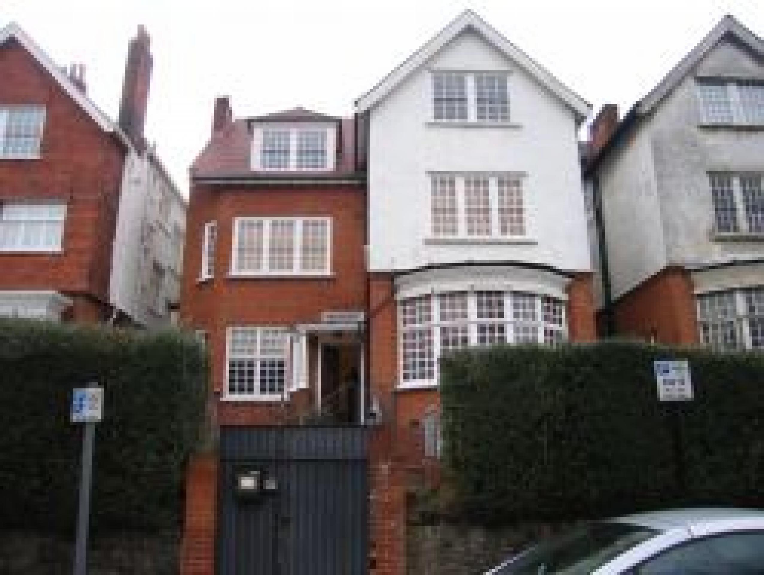 			3 Bedroom, 1 bath, 1 reception Flat			 Bracknell Gardens, HAMPSTEAD NW3 NW3